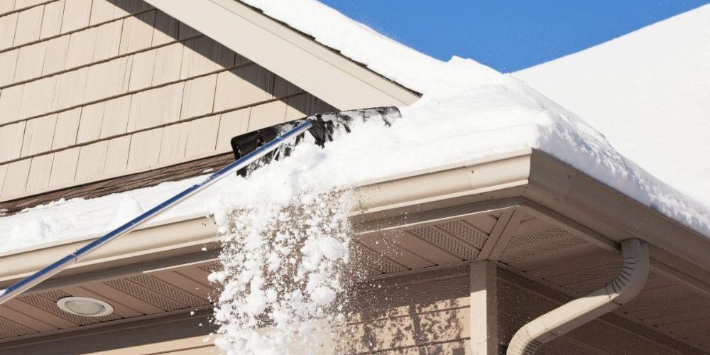 snow-removal-from-roof-with-the-help-of-a-crowbar