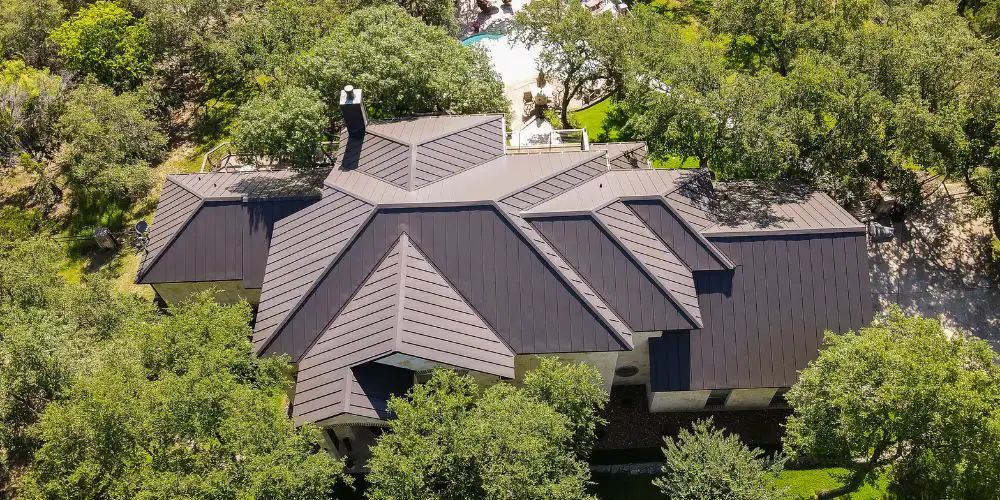 Metal roofing panels with exposed screws and sealing washers